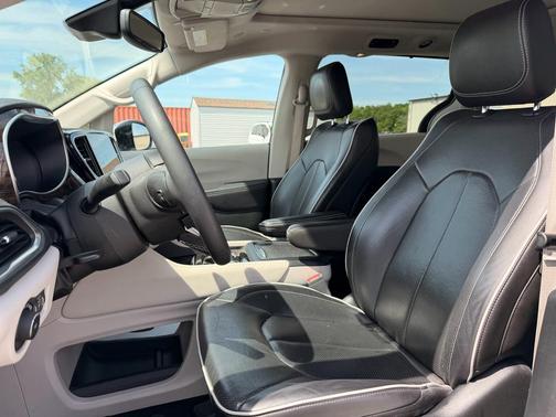 Bright White Clearcoat 2023 Chrysler Pacifica Limited