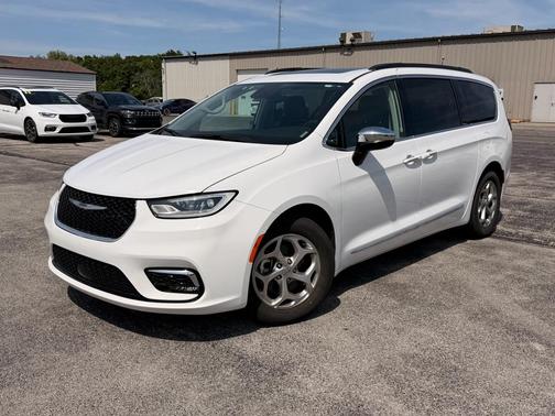 Bright White Clearcoat 2023 Chrysler Pacifica Limited