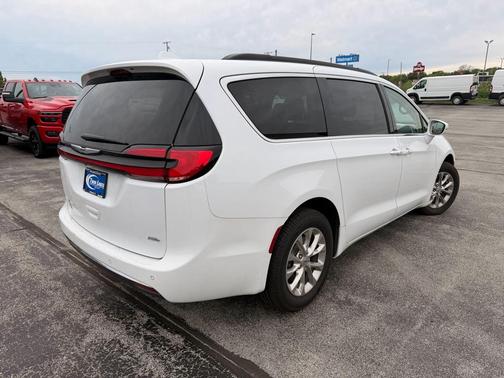 Bright White Clearcoat 2022 Chrysler Pacifica Touring-L