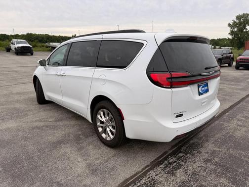 Bright White Clearcoat 2022 Chrysler Pacifica Touring-L