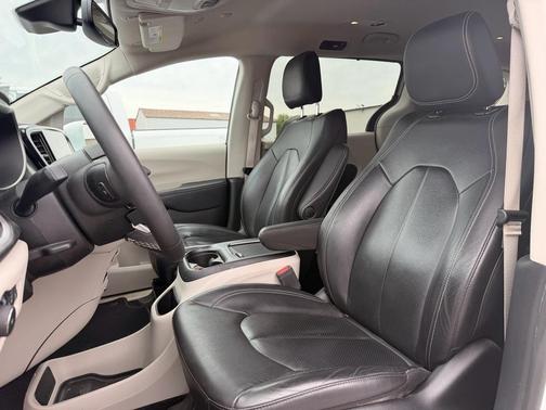 Bright White Clearcoat 2022 Chrysler Pacifica Touring-L