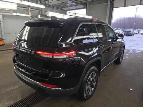 Diamond Black 2022 Jeep Grand Cherokee 4xe Base