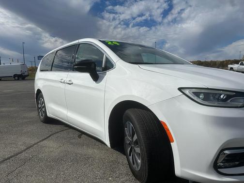 2024 Chrysler Pacifica Hybrid Select