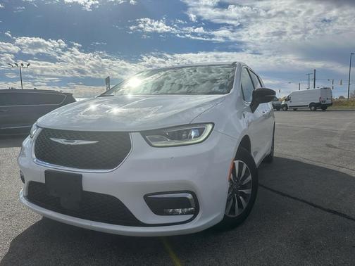 2024 Chrysler Pacifica Hybrid Select