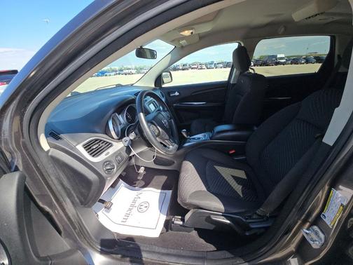 Granite Pearlcoat 2017 Dodge Journey SE