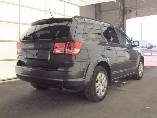 Granite Pearlcoat 2017 Dodge Journey SE