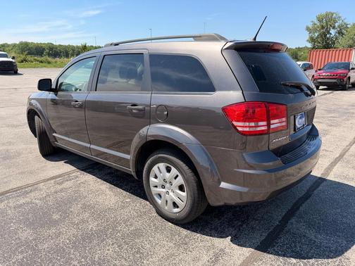 Granite Pearlcoat 2017 Dodge Journey SE