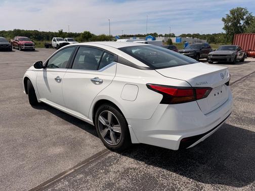 Glacier White 2021 Nissan Altima 2.5 S