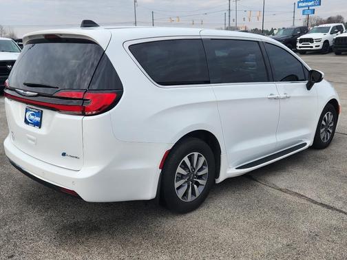 2023 Chrysler Pacifica Hybrid Touring L