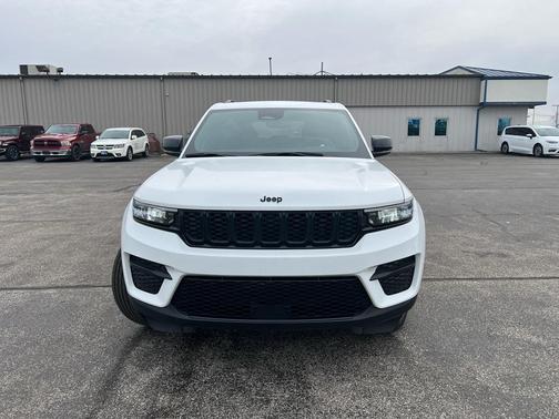 Bright White Clearcoat 2024 Jeep Grand Cherokee Laredo
