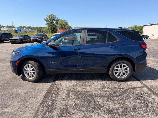 Blue Glow Metallic 2022 Chevrolet Equinox LS