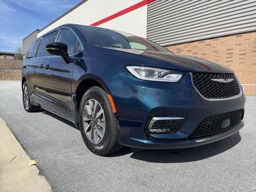 2025 Chrysler Pacifica Hybrid Select