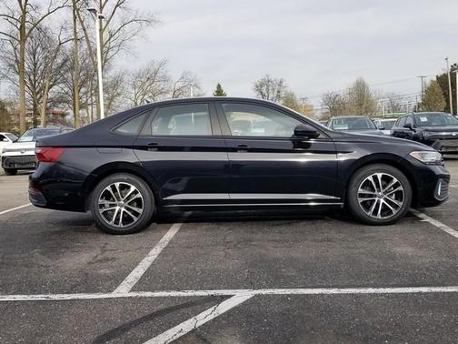 Deep Black Pearl Effect 2022 Volkswagen Jetta 1.5T Sport