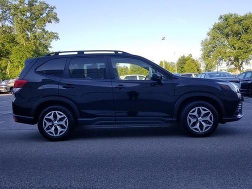 Crystal Black Silica 2024 Subaru Forester Premium