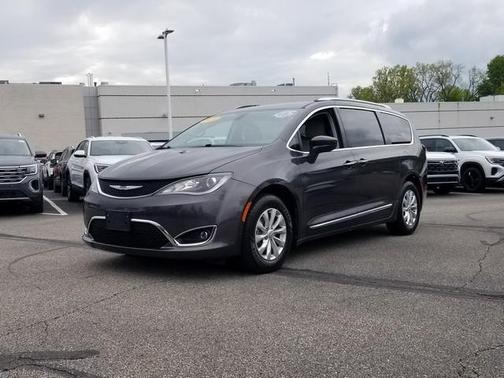 Granite Crystal Clearcoat Metallic 2019 Chrysler Pacifica Touring-L