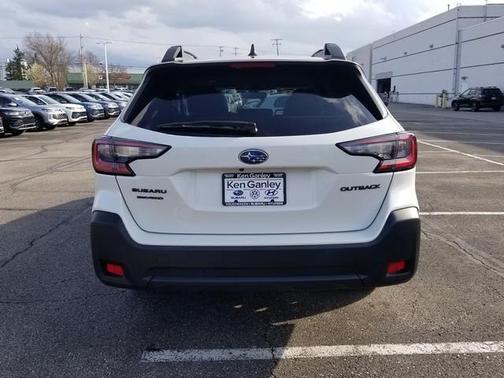 Crystal White Pearl 2023 Subaru Outback Onyx Edition