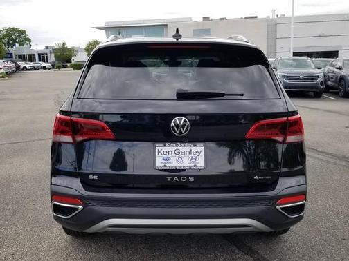 Deep Black Pearl Effect 2024 Volkswagen Taos 1.5T SE