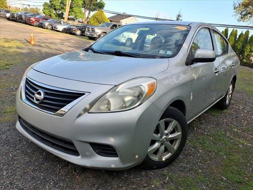 Brilliant Silver 2014 Nissan Versa 1.6 SV