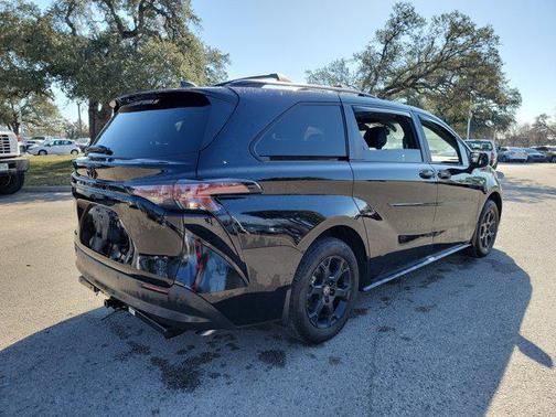 2025 Toyota Sienna Woodland Edition