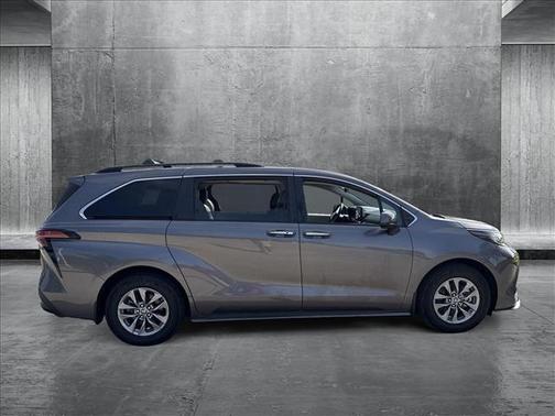 2022 Toyota Sienna XLE 8 Passenger