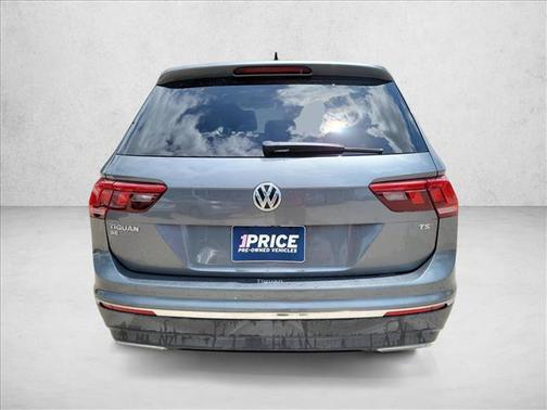 Platinum Gray Metallic 2018 Volkswagen Tiguan 2.0T SE