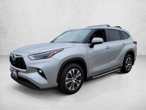 Celestial Silver Metallic 2024 Toyota Highlander Hybrid XLE