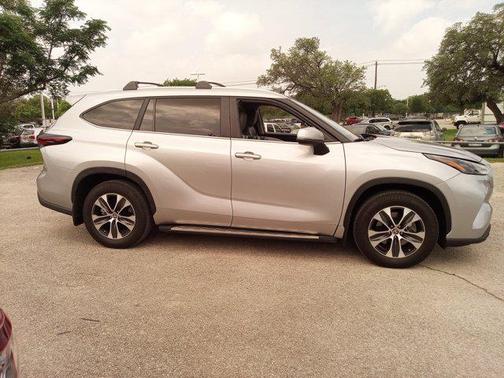 Celestial Silver Metallic 2024 Toyota Highlander Hybrid XLE