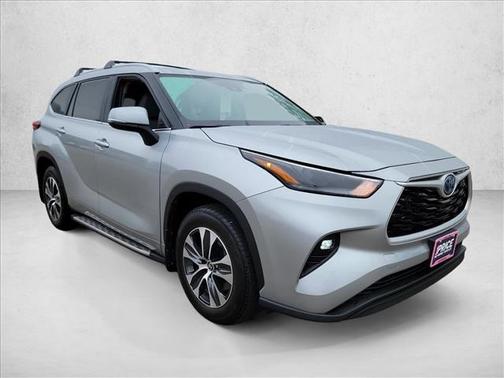 Celestial Silver Metallic 2024 Toyota Highlander Hybrid XLE