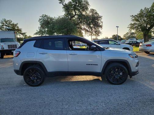 Silver Zynith Metallic Clearcoat 2024 Jeep Compass Latitude