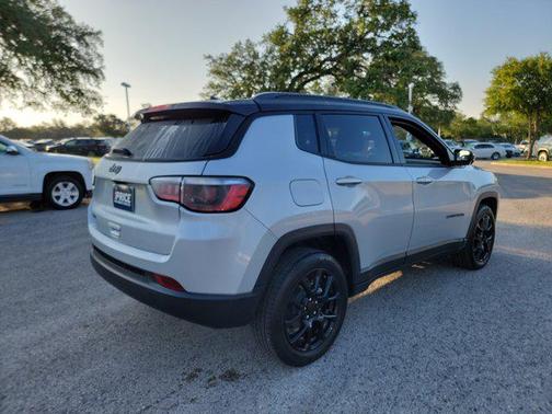 Silver Zynith Metallic Clearcoat 2024 Jeep Compass Latitude