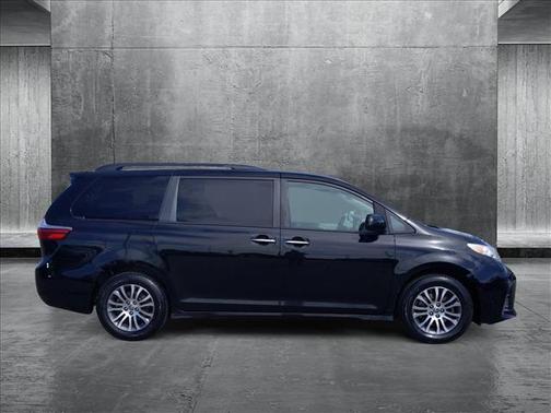 2020 Toyota Sienna XLE