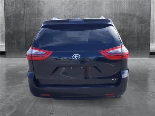 2020 Toyota Sienna XLE