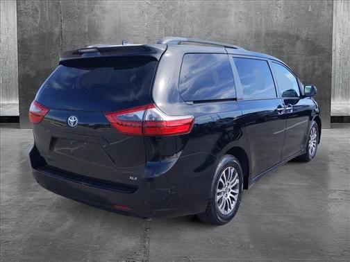 2020 Toyota Sienna XLE