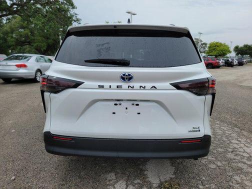 Wind Chill Pearl 2024 Toyota Sienna XLE