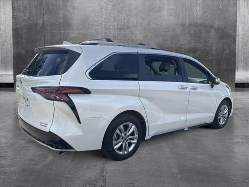 2023 Toyota Sienna Limited 7-Passenger