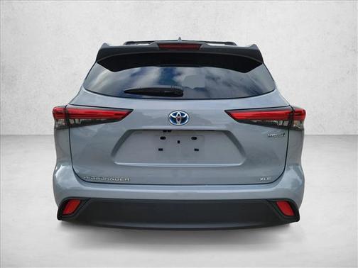 Cement 2022 Toyota Highlander Hybrid XLE