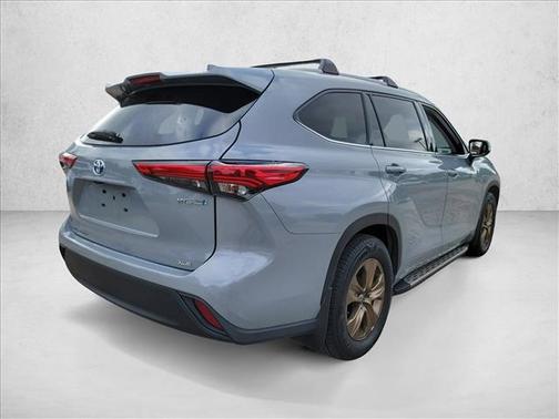 Cement 2022 Toyota Highlander Hybrid XLE