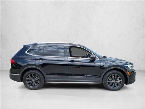 Deep Black Pearl 2024 Volkswagen Tiguan 2.0T SE