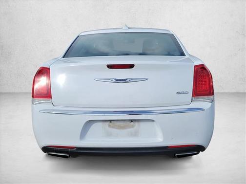 Bright White Clearcoat 2018 Chrysler 300 Limited