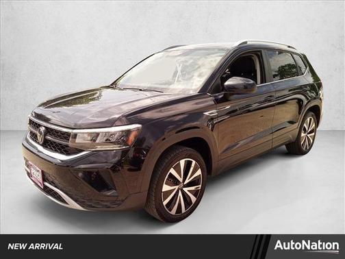 Deep Black Pearl 2024 Volkswagen Taos 1.5T SE