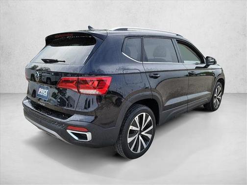 Deep Black Pearl 2024 Volkswagen Taos 1.5T SE