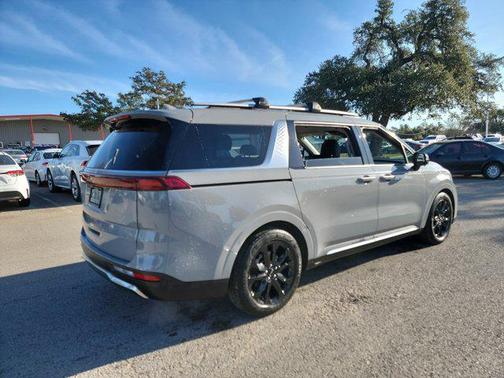 2024 Kia Carnival SX