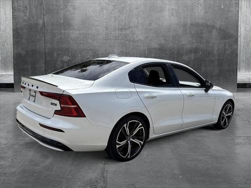 2024 Volvo S60 B5 Core Dark Theme