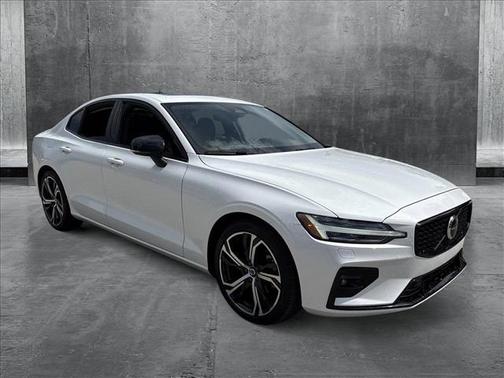 2024 Volvo S60 B5 Core Dark Theme