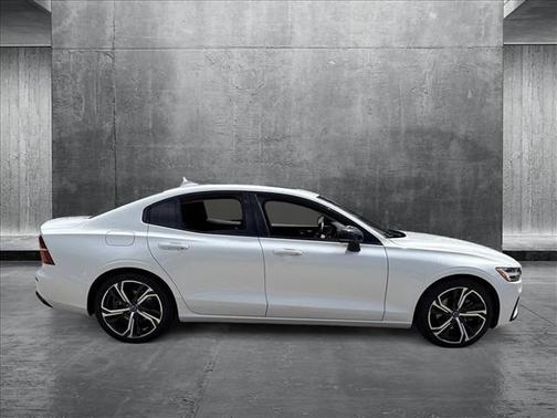 2024 Volvo S60 B5 Core Dark Theme