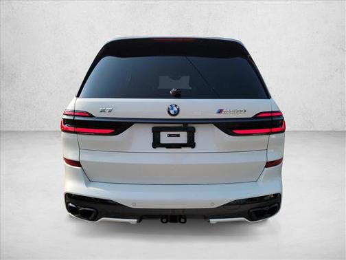 Mineral White Metallic 2025 BMW X7 M60i