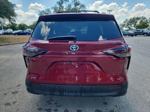 2025 Toyota Sienna LE