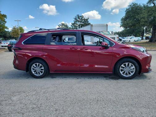 2025 Toyota Sienna LE