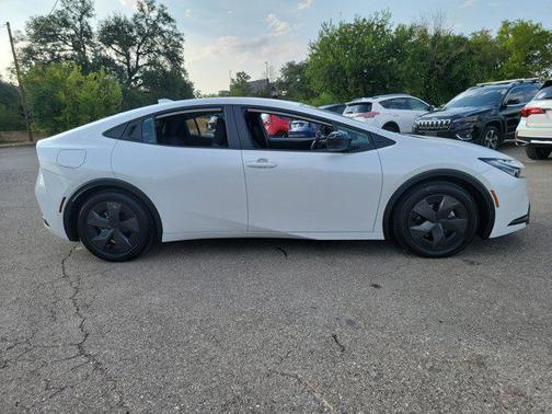 2025 Toyota Prius Plug-In Hybrid SE
