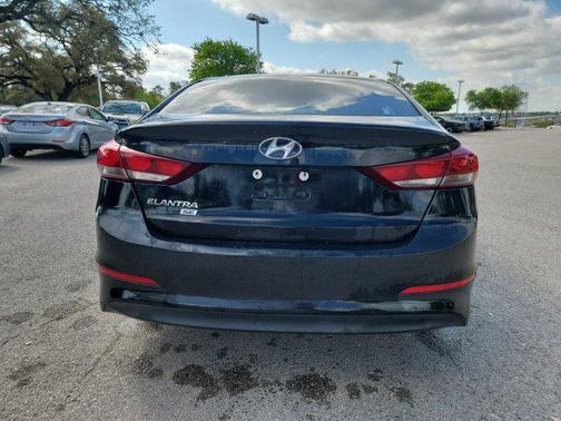 2018 Hyundai ELANTRA SE